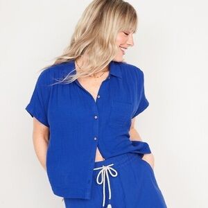 NWT! Blue Short-Sleeve Loose Shirt - Size Medium